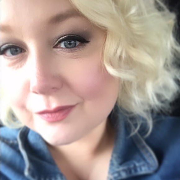 Meet your Posher, Shelly May - Picture 2 of 2